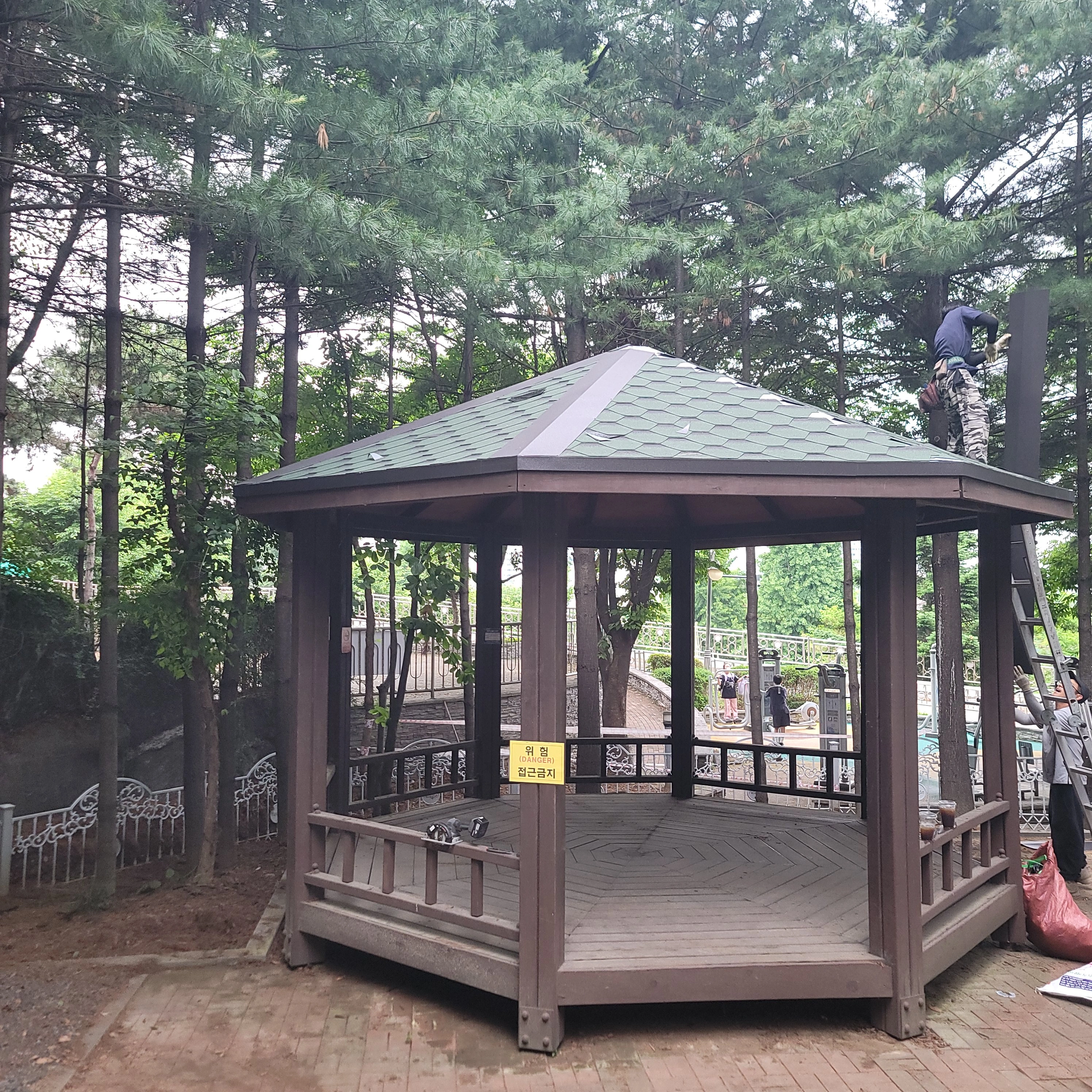 그늘막지붕수리 파고라 골조 부식 보강 및 방청 처리